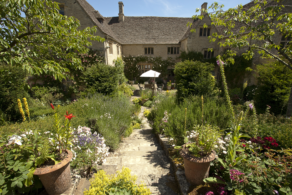 Asthall Manor on form sculpture the showcase for contemporary